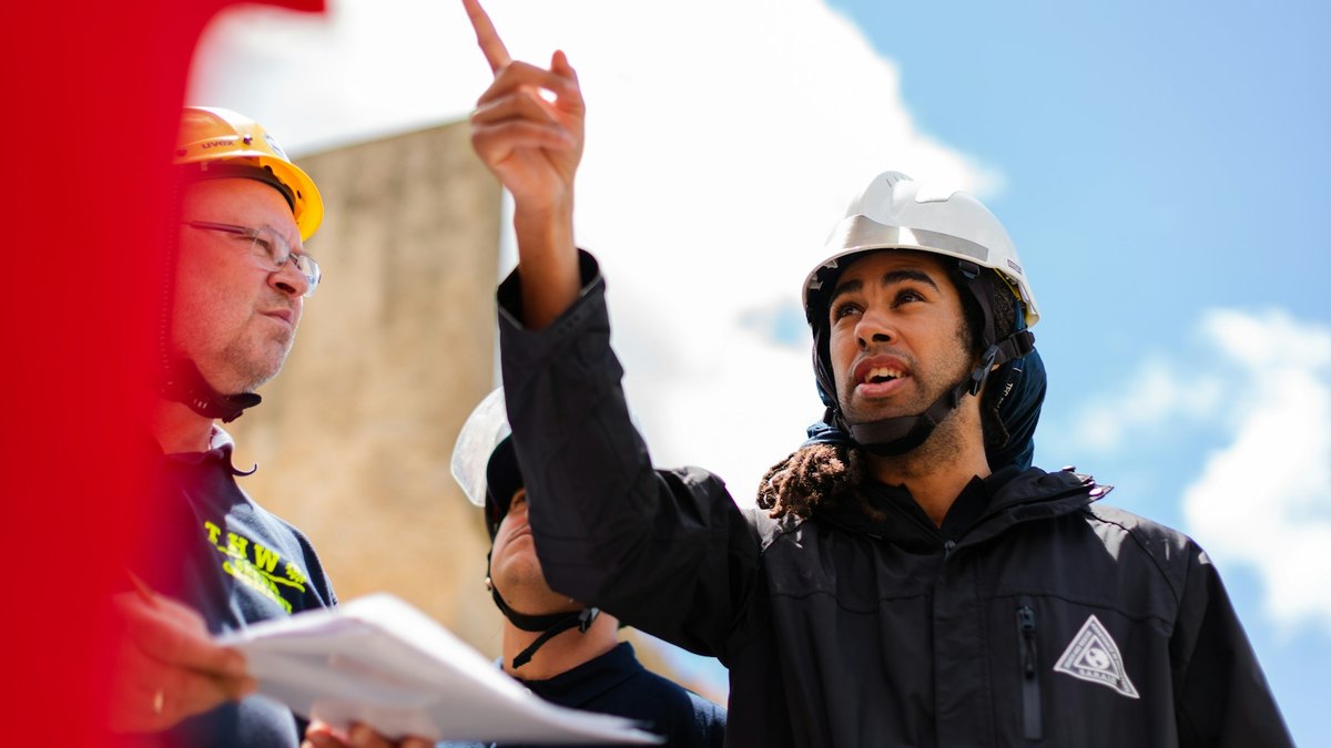 Réunion d'équipe en atelier de production pendant le déploiement d'un nouvel outil