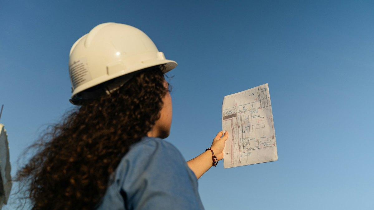 Dossier d'urbanisme et plans posés sur une table de chantier en fin de travaux