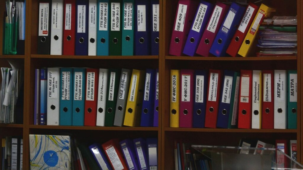 Armoires d'archives papier et poste de numérisation dans les bureaux d'une PME