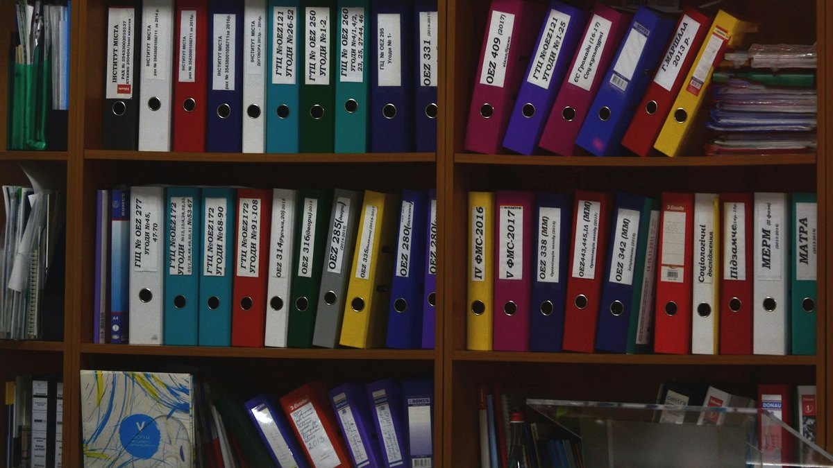 Armoires d'archives papier et poste de numérisation dans les bureaux d'une PME